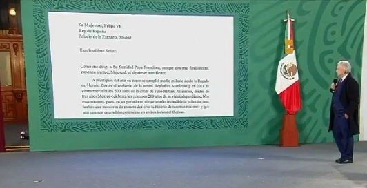 El Presidente lee, durante su conferencia de prensa, la carta enviada a Felipe VI de España. Imagen tomada durante la transmisión en vivo