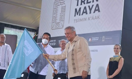 El Presidente señaló que el proyecto generará antes de 2030 alrededor de 945 mil empleos, de los cuales 46 por ciento serán para los pueblos originarios. En el acto efectuado en Lázaro Cárdenas, Quintana Roo, dijo que la obra "fue concebida para reivindicar al sureste del país". Foto Presidencia