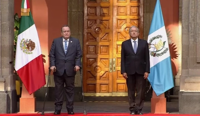Alejandro Giammattei, presidente de Guatemala, y Andrés Manuel López Obrador, presidente de México, durante la ceremonia de bienvenida en Palacio Nacional. Imagen tomada de la transmisión en vivo
