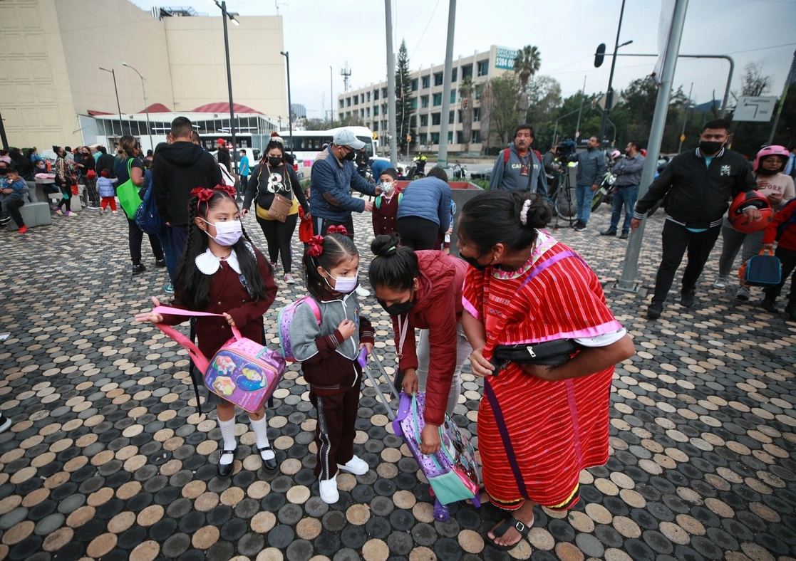 A punto de entrar a la escuela primaria "Revolución", en la alcaldía Cuauhtémoc, ayer. Foto Alfredo Domínguez 