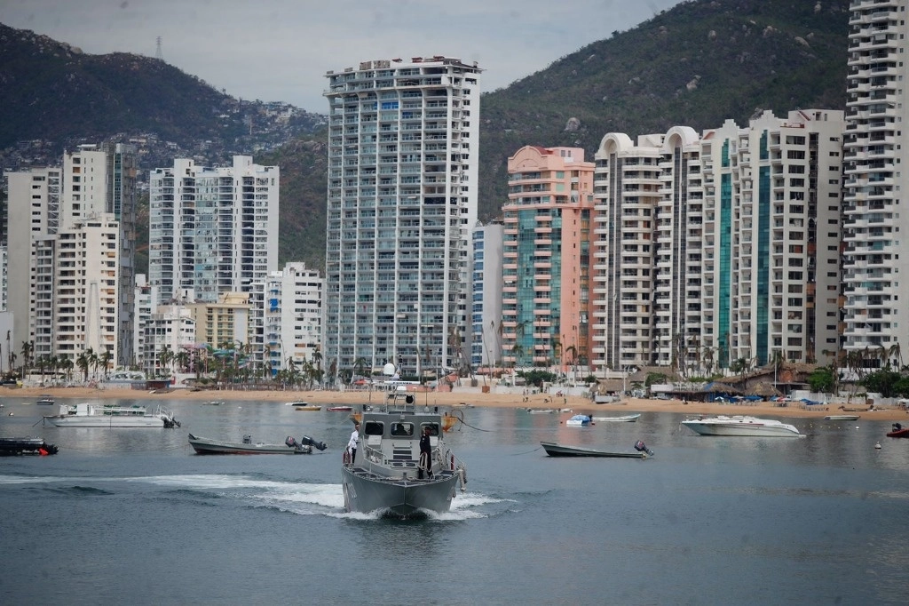 El presidente de México Andrés Manuel López Obrador encabeza la ceremonia del Día de la Armada de México, en las instalaciones Base Naval  en el puerto de Acapulco, Guerrero, el 23 de noviembre de 2023. Foto Cristina Rodríguez