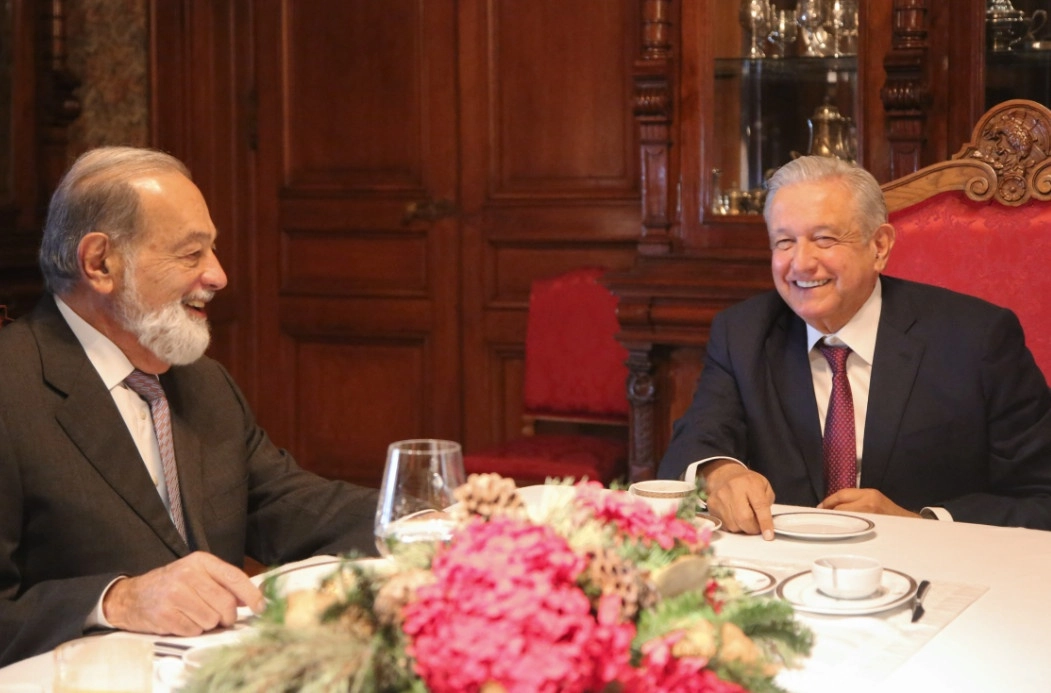El presidente Andrés Manuel López Obrador desayunó este lunes en Palacio Nacional con el empresario Carlos Slim. Foto tomada del Twitter de @lopezobrador_