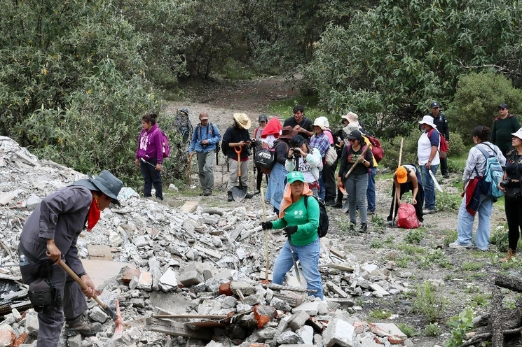 Madres buscadoras realizan un recorrido en el Valle Tepozan, en la zona del Ajusco con el objetivo de localizar a Guadalupe Pamela Gallardo. Foto Roberto García

