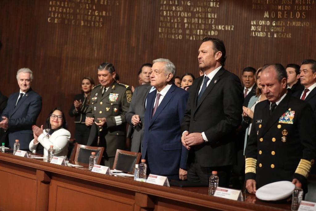 Durante la ceremonia por el 106 aniversario de la Constitución en el emblemático Teatro de la República, en Querétaro, la ministra presidenta del máximo tribunal del país rompió los protocolos del acto al permanecer sentada cuando se presentó oficialmente al jefe del Ejecutivo, actitud única entre los representantes de los poderes nacionales. Foto cortesía Presidencia 