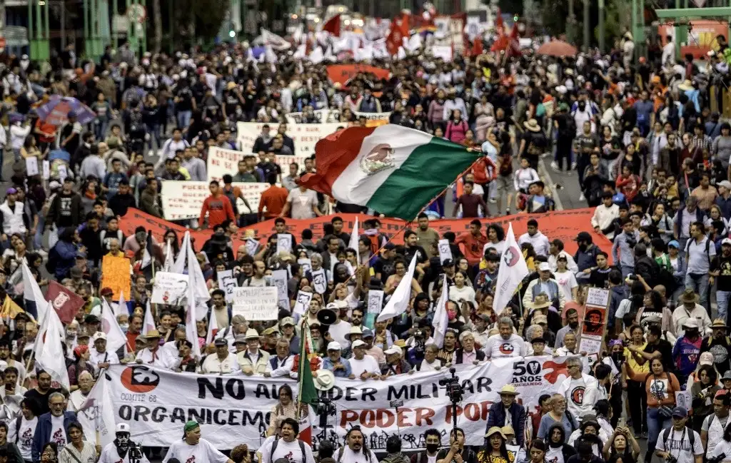 Al conmemorar el 55 aniversario de la matanza en la Plaza de las Tres Culturas, miles de personas se movilizaron hacia el Zócalo. Félix Hernández-Gamundi, líder histórico del Comité 68, dijo: “el movimiento estudiantil de aquel año constituyó un gran estallido de la conciencia de la juventud y del pueblo. Esa etapa no es sólo el 2 de octubre, sino que el viejo régimen puso el principio de su fin”. Foto Cuartoscuro 



