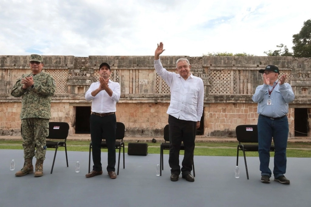 Luis Cresencio Sandoval, titular de Sedena; Mauricio Vila, gobernador de Yucatán; el presidente Andrés Manuel López Obrador, y Diego Prieto, director del INAH, en Uxmal. Foto Presidencia 