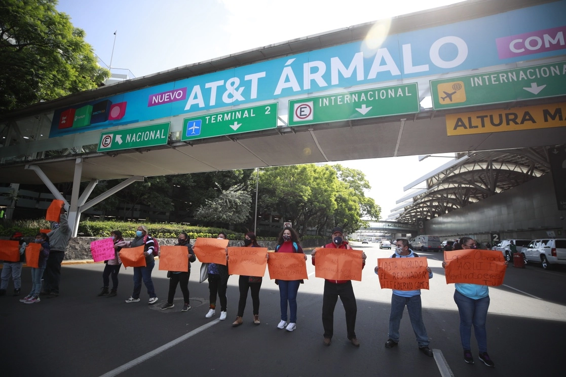 Familiares de niños con cáncer bloquearon el acceso a la Terminal 1 del AICM para exigir el abastecimiento de medicamentos, el pasado 15 de junio. Foto Alfredo Domínguez 