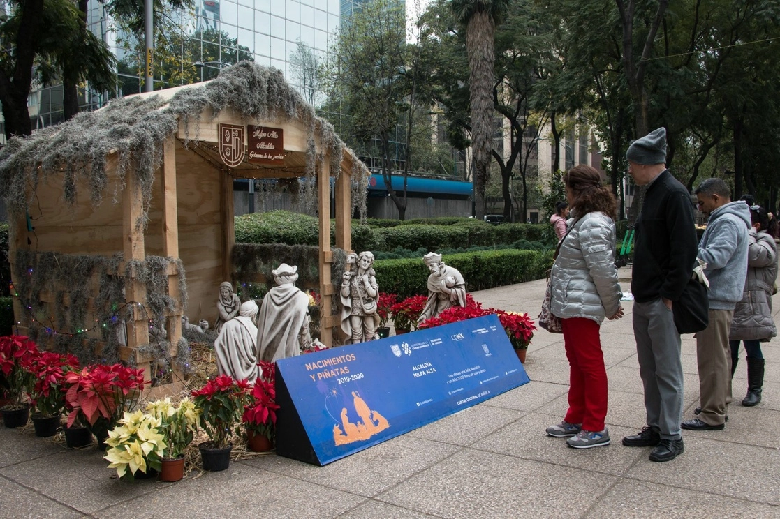 Turistas observan nacimientos colocados sobre Paseo de la Reforma, en la Ciudad de México. Foto Cuartscuro / Archivo
