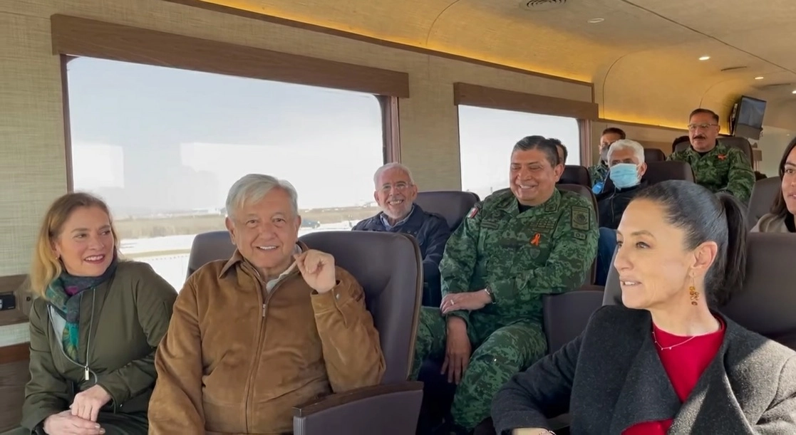 En primer plano, el presidente Andrés Manuel López Obrador, y la Jefa de Gobierno, Claudia Sheinbaum. Atrás, el secretario de la Defensa Nacional, Luis Cresencio González. Imagen tomada de un video difundido en www.facebook.com/lopezobrador.org.mx/