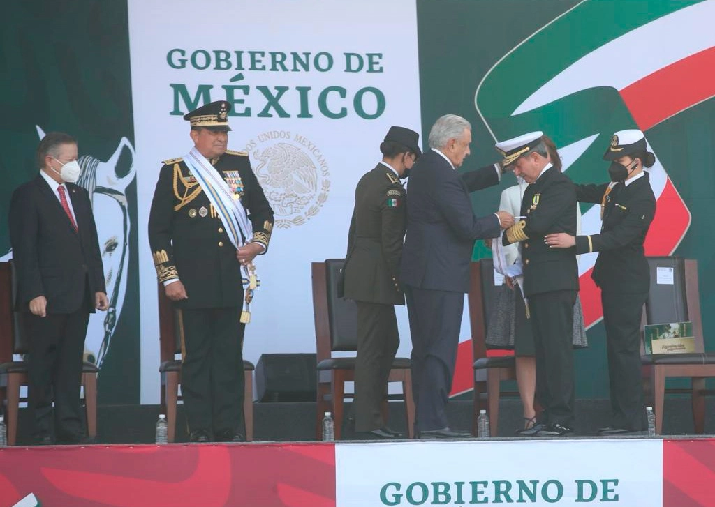 El presidente Andrés Manuel López Obrador condecora a Luis Cresencio Sandoval, titular de la Sedena y a Rafael Durán Ojeda, titular de la Semar. Foto José Antonio López