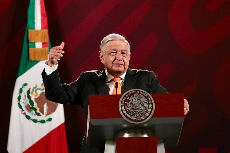 El presidente Andrés Manuel López Obrador felicitó vía redes sociales a los papás en su día. Foto Luis Castillo / Archivo  