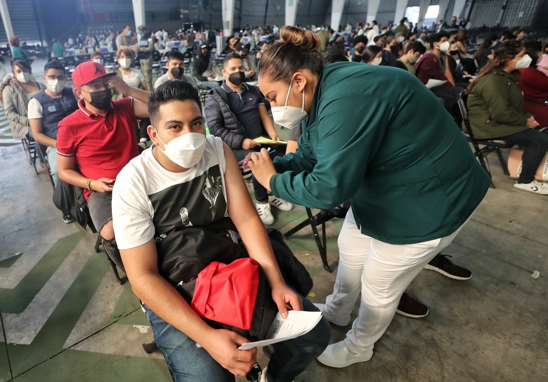 Dos de los biológicos aplicados en México (Cansino y Sputnik) aún no tienen autorización de la organización. Foto Marco Peláez