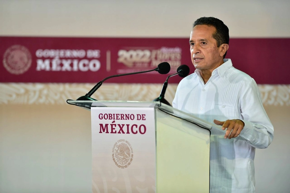 El gobernador de Quintana Roo, Carlos Joaquín González, durante una visita del presidente Andrés Manuel López Obrador. Foto Cuartoscuro / Archivo 