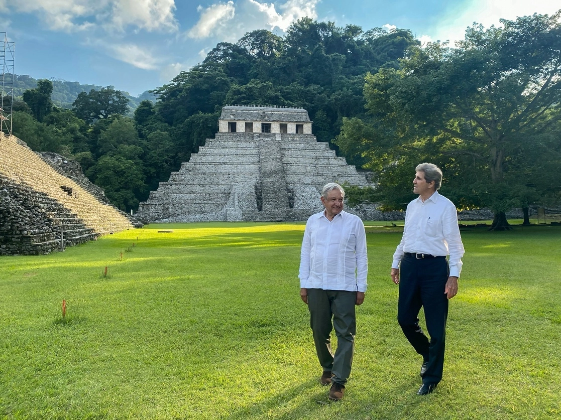 El presidente Andrés Manuel López Obrador y el enviado especial para el clima del gobierno estadunidense, John Kerry, en Palenque, el 18 de octubre de 2021. Foto cortesía Presidencia 