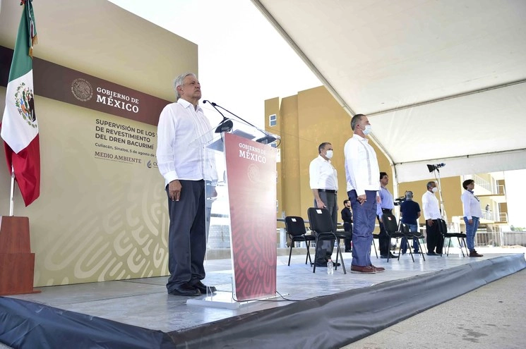 El jefe del Ejecutivo supervisó los trabajos de revestimiento del dren Bacurimí, en Culiacán. Foto Presidencia