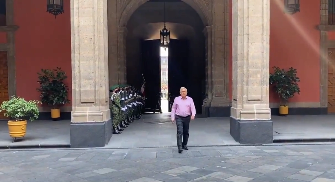 El Presidente Andrés Manuel López Obrador regresó a Palacio Nacional luego de realizar una evaluación del programa Sembrando Vida en Puebla. Imagen tomada del video difundido a través del Twitter de @lopezobrador_