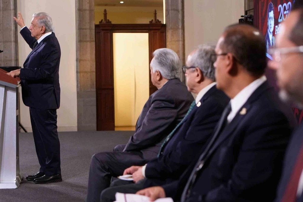El presidente López Obrador es escuchado por integrantes del gobierno que asistieron y participaron esta mañana en la conferencia desde Palacio Nacional. Foto Presidencia 