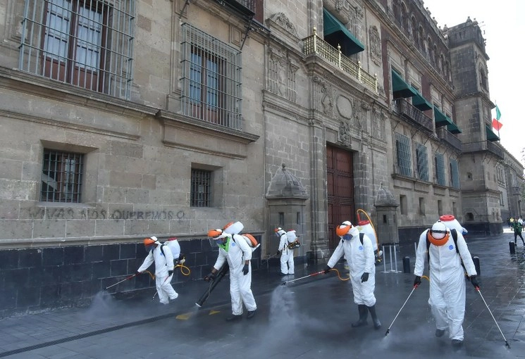 Sanitización en el Centro Histórico de Ciudad de México ayer. Foto Alfredo Domínguez