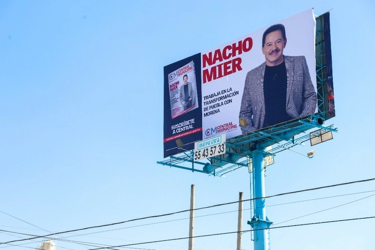 Anuncio espectacular ubicado en el bulevar del Niño Poblano con la imagen del diputado morenista Ignacio Mier. Foto Es Imagen 