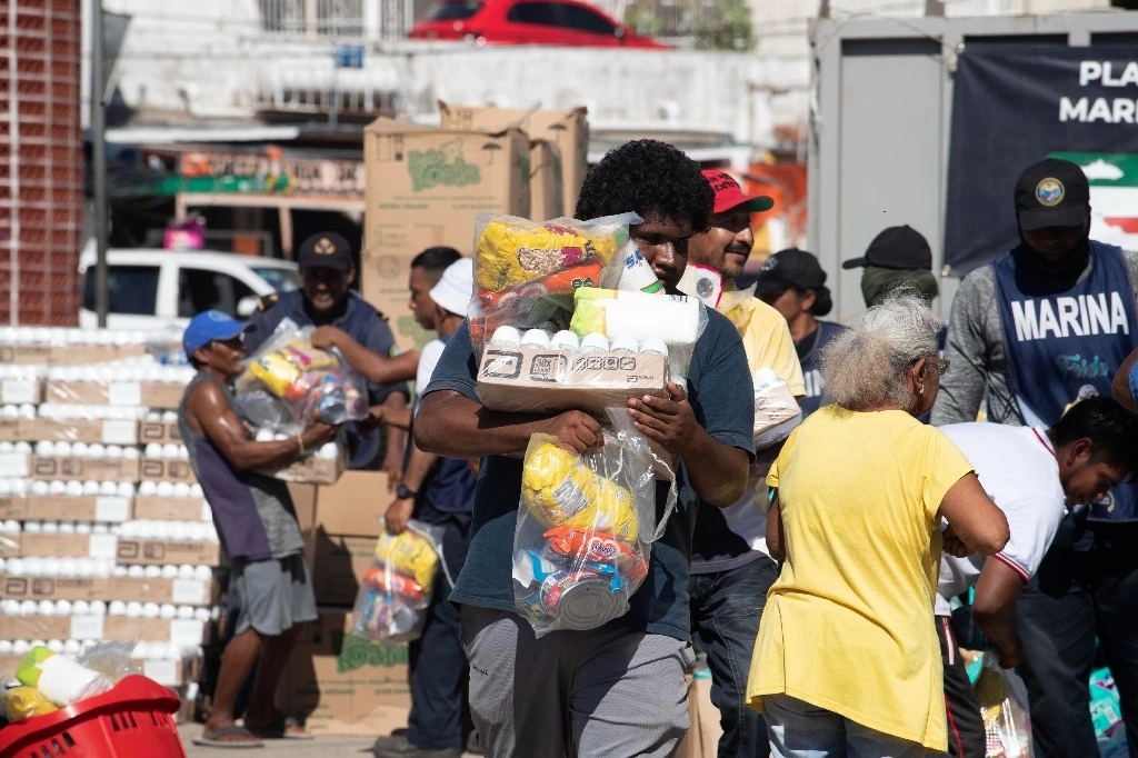Entrega de despensas en Caletilla, el 13 de noviembre de 2023. Foto Alfredo Domínguez
