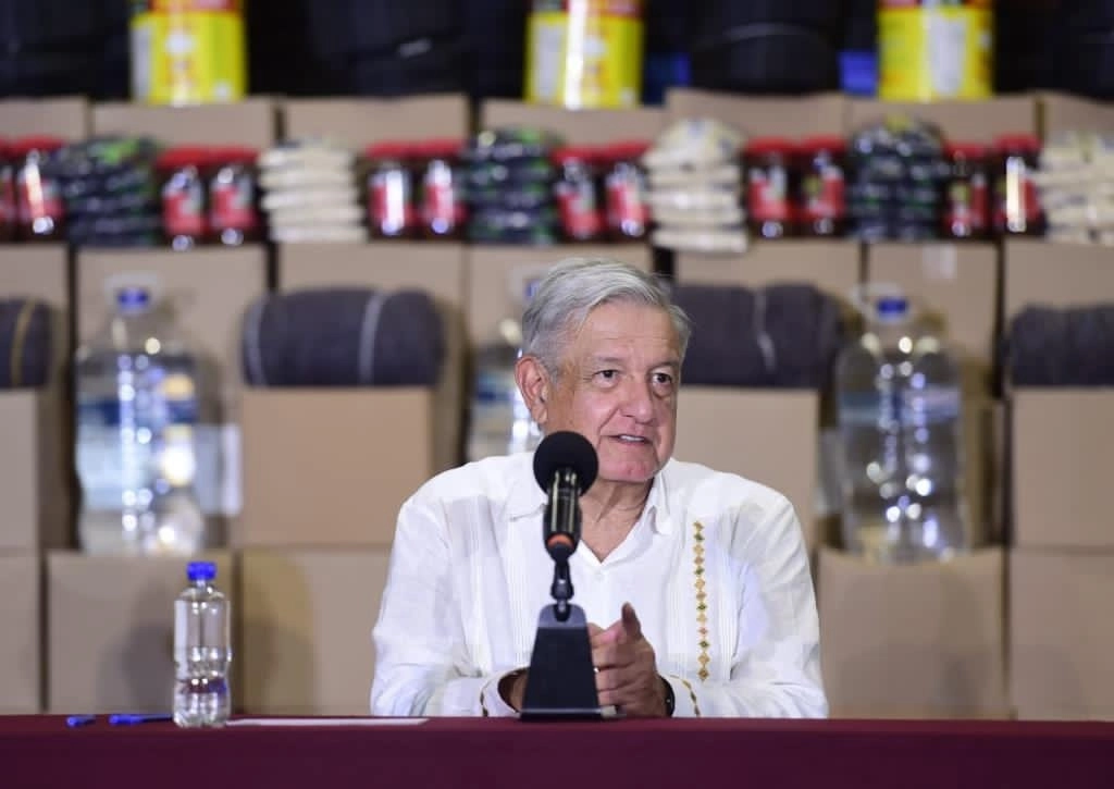 El presidente Andrés Manuel López Obrador durante la conferencia de prensa para informar sobre los avances en la atención a Tabasco por las inundaciones, efectuada en el mismo estado. Foto Presidencia






