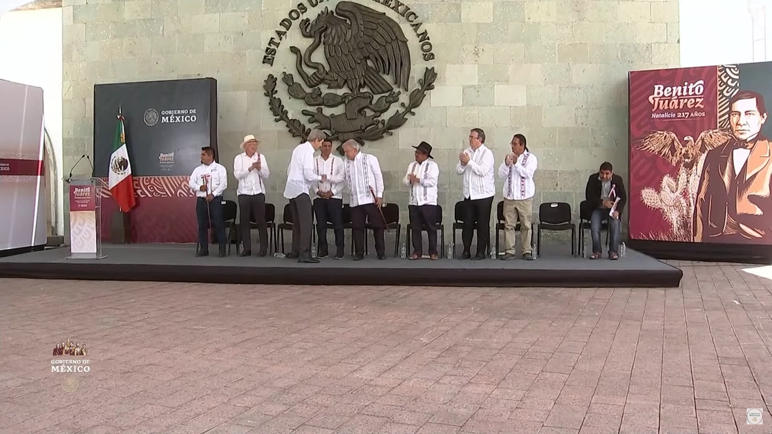 El enviado especial de la Casa Blanca para el Clima, John Kerry, estrecha la mano del presidente Andrés Manuel López Obrador tras su discurso durante la ceremonia por el natalicio de Benito Juárez, en Guelatao, Oaxaca, el 21 de marzo de 2023. Foto tomada de la transmisión
