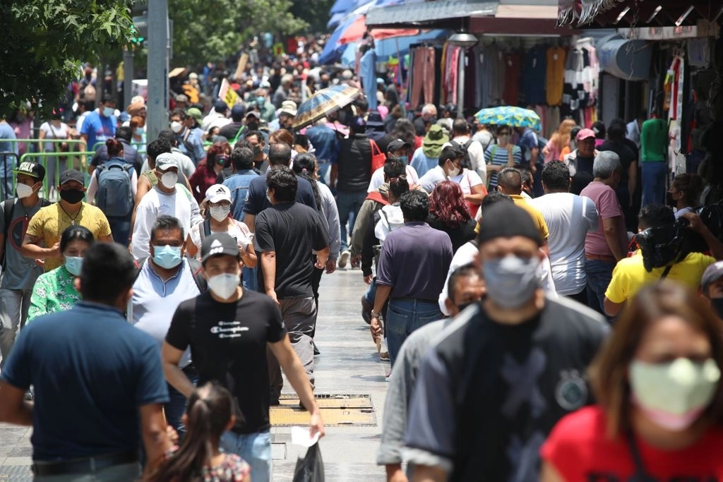 Aglomeraciones en calles del Centro Histórico durante la fase del semáforo epidémico rojo por la pandemia de Covid-19, en la Ciudad de México, ayer 9 de agosto de 2021. Foto María Luisa Severiano