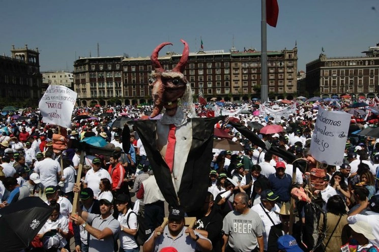 centración de sindicatos en el Zócalo capitalino con motivo del 1 de mayo. Foto Yazmín Ortega Cortés
