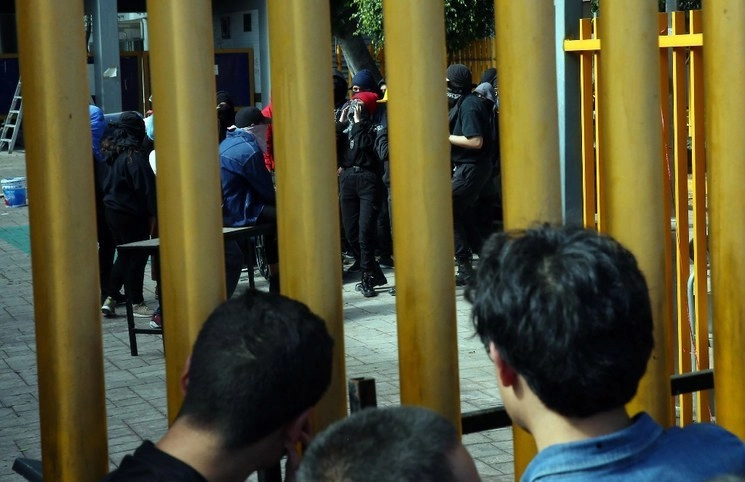 Alumnos observan a paristas dentro de la Preparatoria 9. Foto Jesús Villaseca