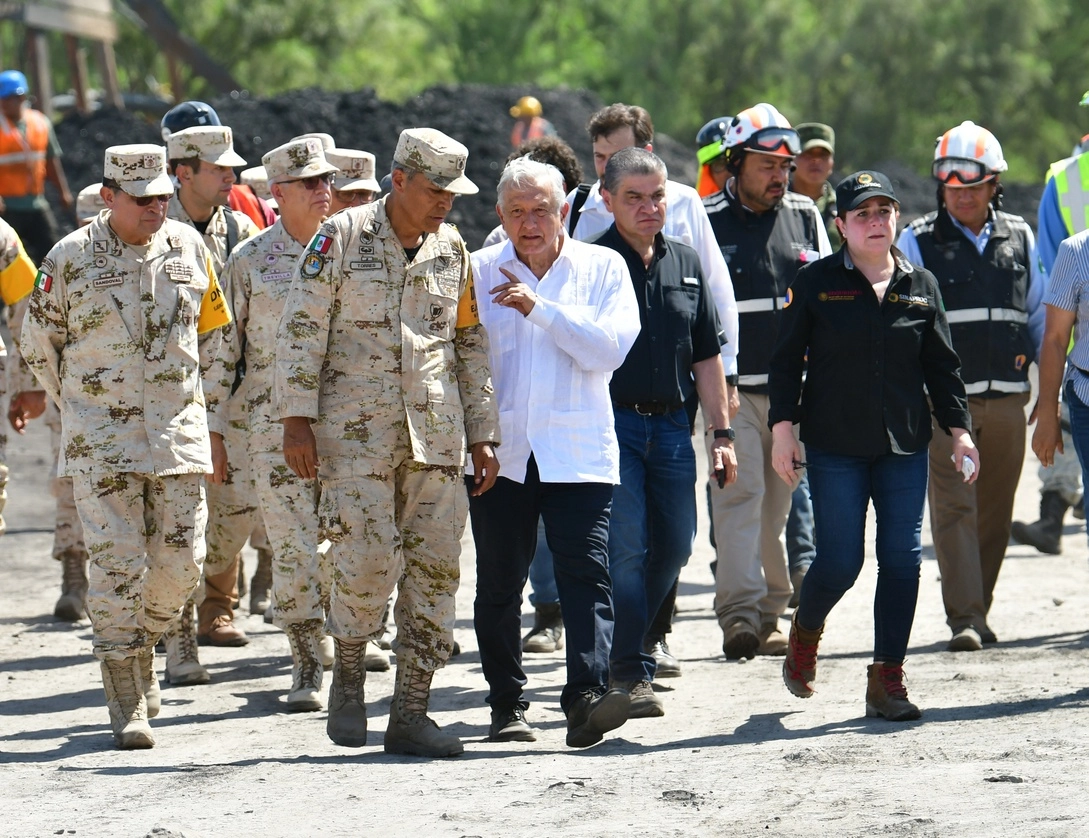 El presidente Andrés Manuel López Obrador llegó a la mina de El Pinabete, luego de su gira de trabajo realizada en Colima. Foto Presidencia