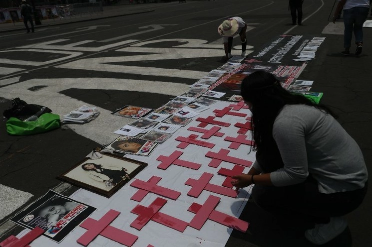 Víctimas colaterales de feminicidio pintaron y se unieron a un plantón en el Zócalo capitalino para exigir solución y justicia, el pasado 20 de junio. Foto Yazmín Ortega Cortés

