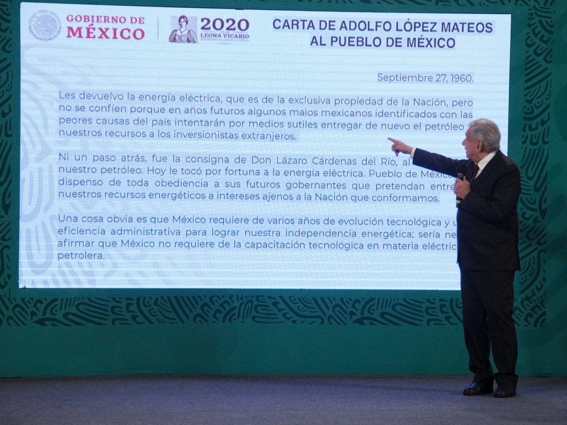El presidente Andrés Manuel López Obrador puntualizó ayer que desde el inicio de su mandato anunció que no aceptaría la privatización del sector. Foto Cuartoscuro