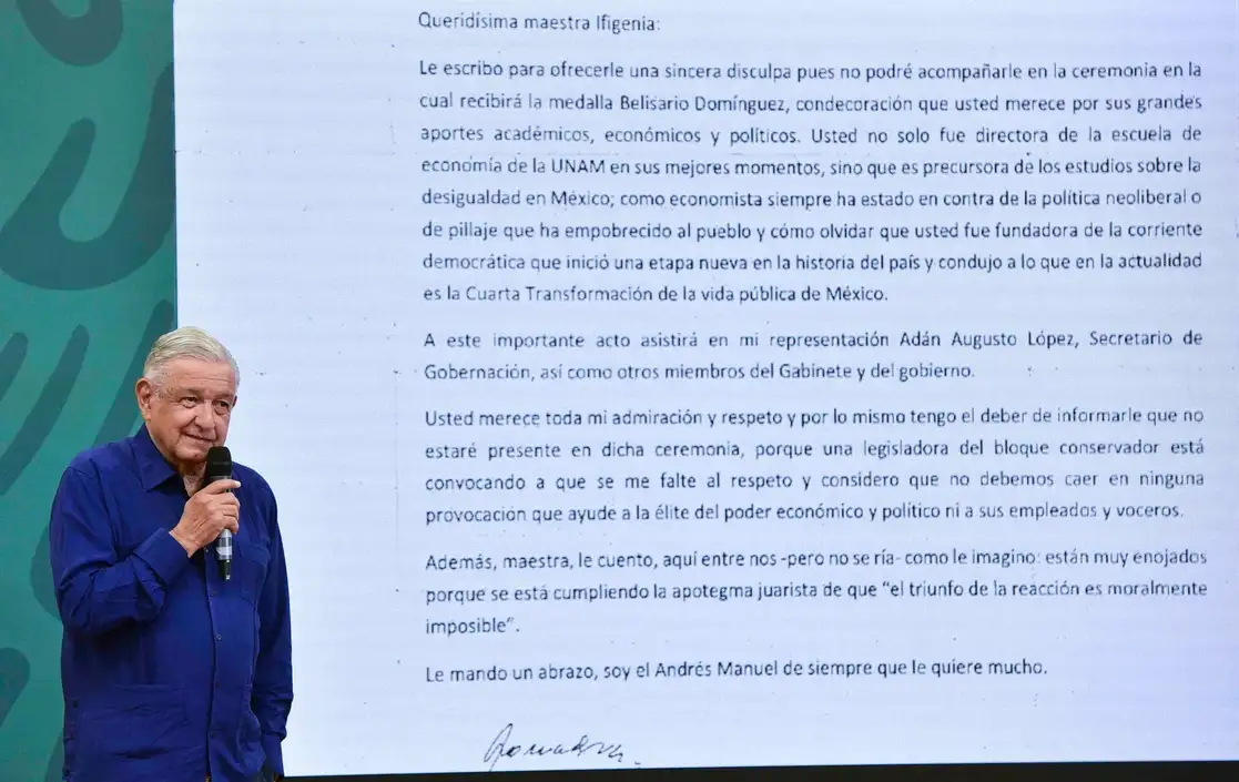En la conferencia de prensa realizada este lunes en Puebla, el presidente López Obrador leyó la carta que le envió a la senadora Ifigenia Martínez, para disculparse por su ausencia en la ceremonia de entrega del galardón. Foto cortesía Presidencia