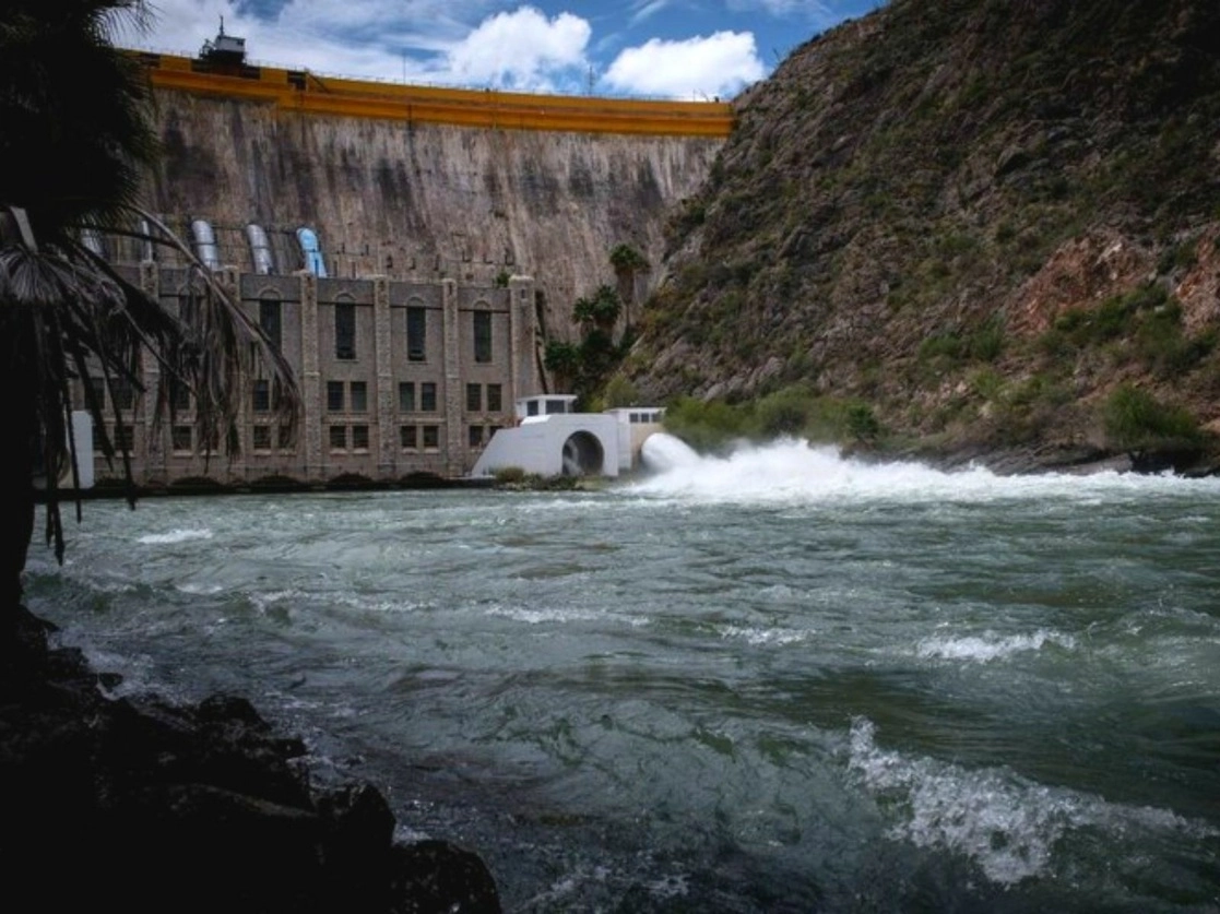 “Hoy nos estaban informando que incluso ya se ha evaporado una cantidad de agua importantísima de la presa La Boquilla, que nos hubiese servido para cumplir con el compromiso”, señaló Andrés Manuel López Obrador. Foto Cuartoscuro / Archivo