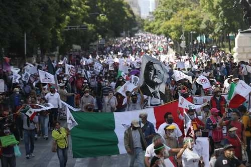A su paso por Paseo de la Reforma los asistentes corearon consignas en contra del Frena. Foto Yazmín Ortega Cortés