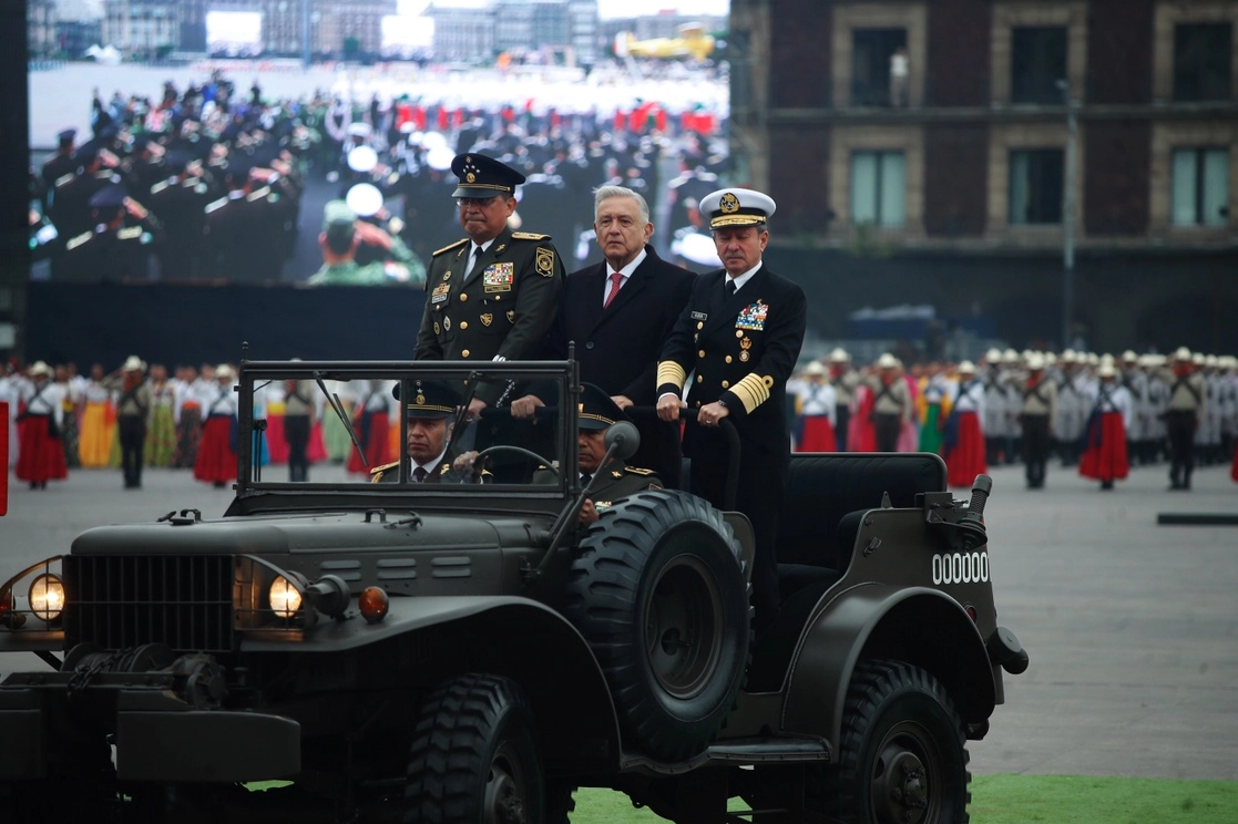 El Presidente estuvo acompañado por los secretarios de la Defensa, Luis Cresencio Sandoval González, y de la Marina, José Rafael Ojeda Durán. Foto Cristina Rodríguez