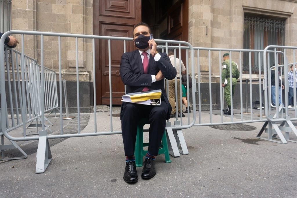 El gobernador de Michoacán, Silviano Aureoles se ha plantado en la puerta de Palacio Nacional, ubicada en la calle Moneda, en el Centro Histórico, el 29 de junio de 2021. Foto Pablo Ramos