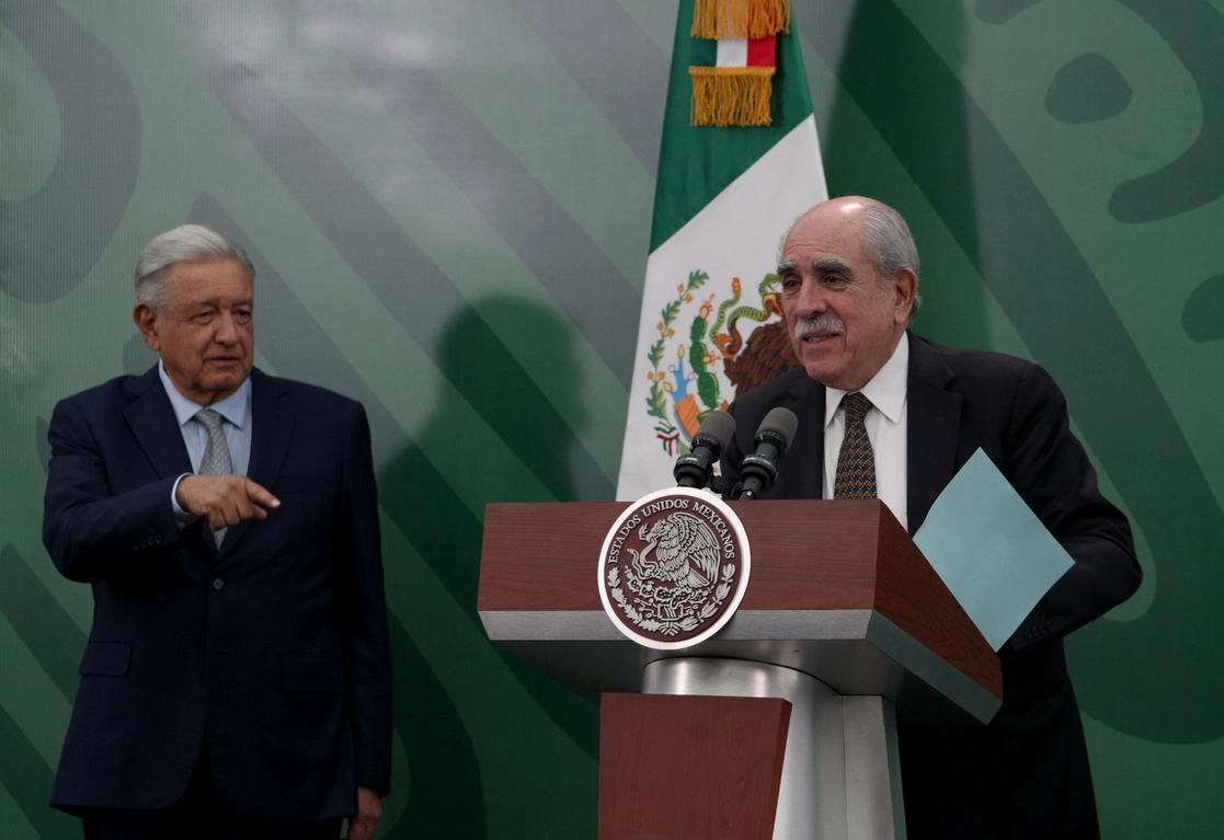 El presidente Andrés Manuel López Obrador y el titular de la UIF, Pablo Gómez, durante la conferencia matutina en el Centro de Inteligencia de la Guardia Nacional. Foto Alfredo Domínguez