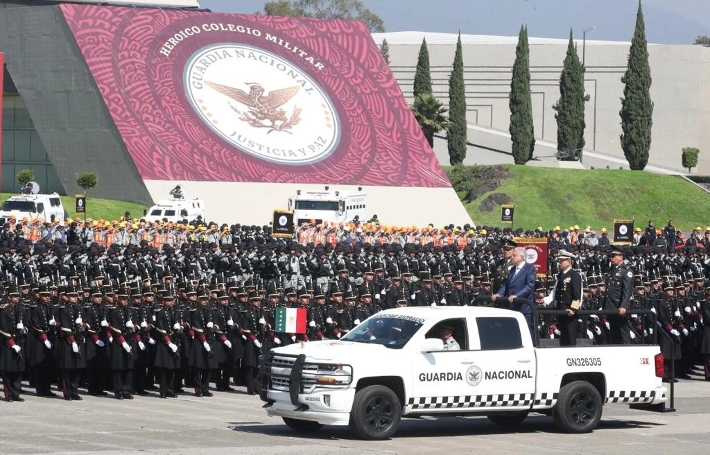 El presidente Andrés Manuel López Obrador pasa revista a los cadetes del Colegio Militar que se incorporarán a la Guardia Nacional, en el marco del tercer aniversario de la creación de ese cuerpo de seguridad, en la alcaldía Tlalpan, Ciudad de México, el 30 de junio de 2022. Foto José Antonio López




