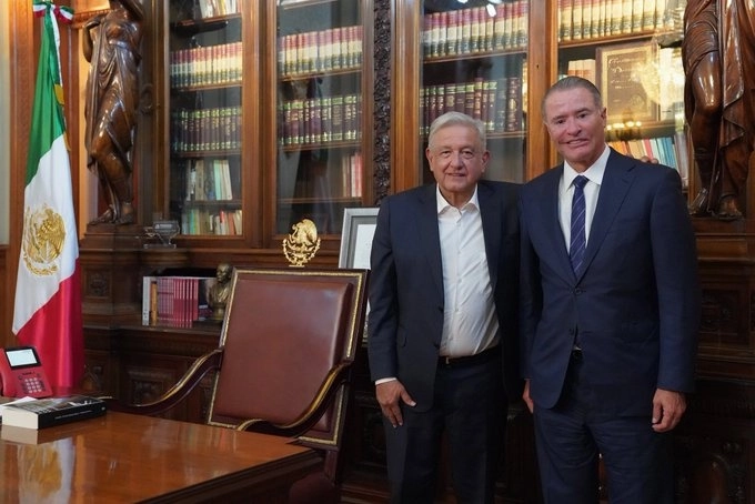 El presidente Andrés Manuel López Obrador (c,izq) y el embajador de México en España, Quirino Ordaz (c,der). Foto tomada de la cuenta de Twitter @QuirinoOC