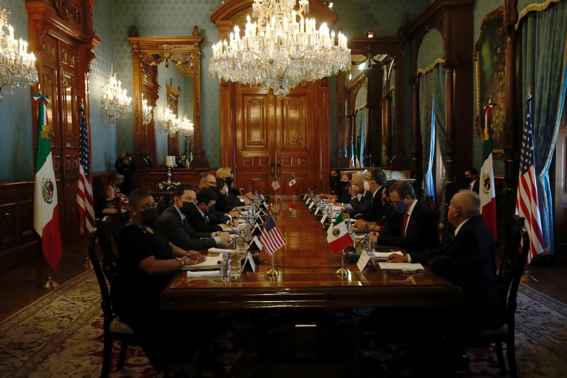 La vicepresidenta Kamala Harris “es una extraordinaria mujer, sensible, con la que nos vamos a entender, como lo estamos haciendo con el presidente Biden”, señaló el presidente Andrés Manuel López Obrador. La imagen, de ayer. Foto Cristina Rodríguez 