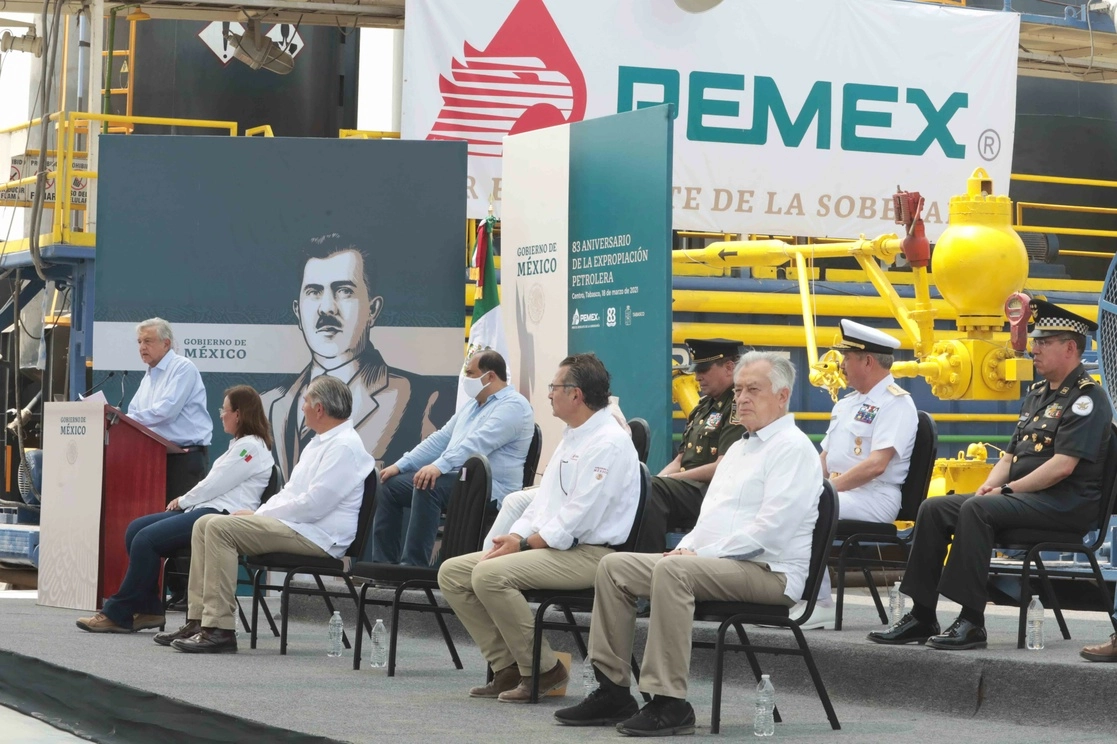El presidente Andrés Manuel López Obrador ayer al encabezar la conmemoración del 83 aniversario de la expropiación petrolera en Tabasco. Foto cortesía Presidencia