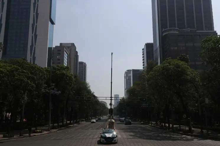 Avenida Reforma con poco tránsito ante la contingencia sanitaria por coronavirus. Foto Yazmín Ortega Cortés