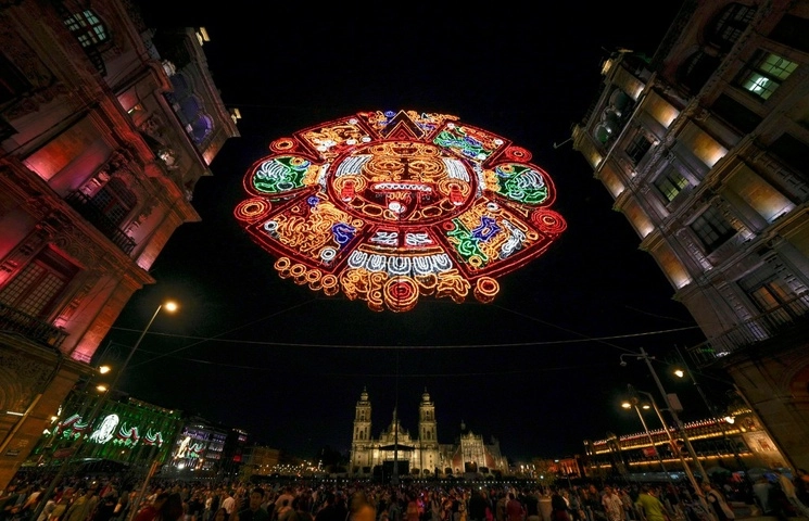 Perspectiva del alumbrado instalado en el Zócalo capitalino con motivo de las fiestas patrias. Foto tomada de la cuenta de X @lopezobrador_