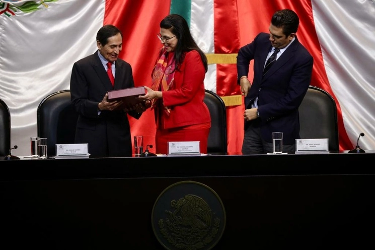 El Secretario de Hacienda, Rogelio Ramirez (izq) durante la entrega del Paquete Económico 2024 a integrantes de la Cámara de Diputados. Foto María Luisa Severiano