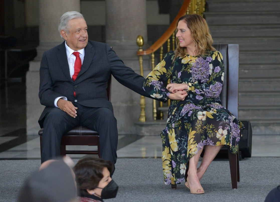El presidente Andrés Manuel López Obrador y su esposa, Beatriz Gutiérrez Müller, durante la ceremonia por el 238 aniversario del natalicio de Simón Bolívar, en el Castillo de Chapultepec. Foto Cuartoscuro / Archivo 