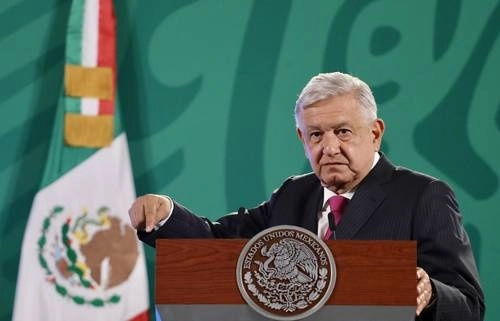 El presidente López Obrador resaltó que los docentes son parte importante de la vida pública del país.Foto Roberto García Ortiz