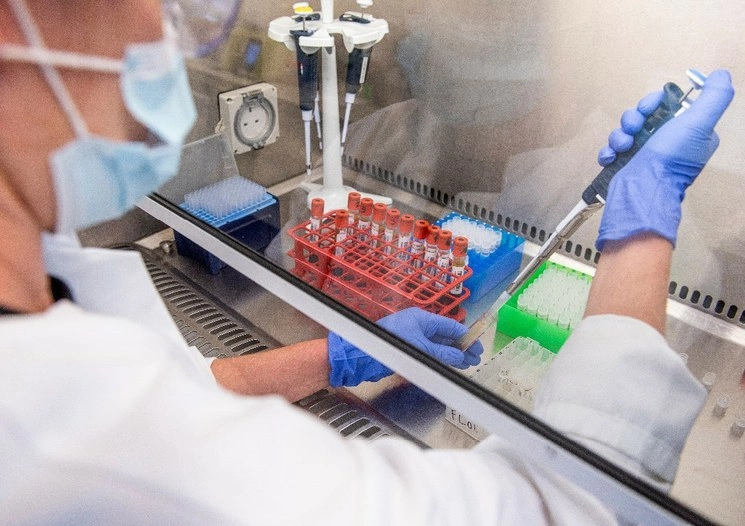 AstraZeneca es una de las farmacéuticas líderes en la carrera por encontrar una vacuna contra la enfermedad. Foto Ap