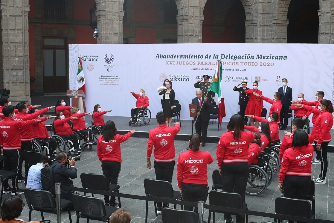 El presidente Andrés Manuel López Obrador en la ceremonia de abanderamiento ayer en Palacio Nacional. Foto José Antonio López
