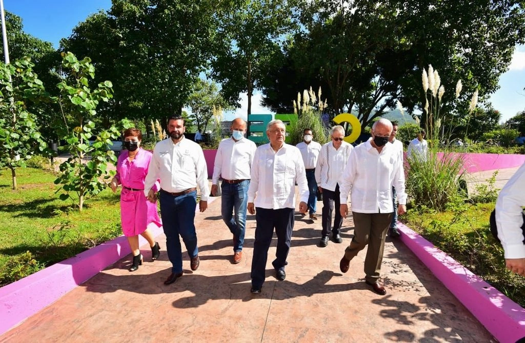 El Presidente realizó un recorrido por el CREE luego de la inauguración. Foto @INSABI_mx